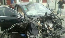 网友爆料车祸新闻报道怎么写,惊险车祸瞬间，现场惨烈引关注