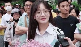 高考送花小姐姐最新爆料,揭秘高考现场温馨一幕